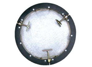 Szennyfogó lemez gumigyűrűvel: megakadályozza a törmelék bejutását és a gázok kiszökését az aknából. Gyors rögzítés, akna belépés nélkül. Védje aknáit hatékonyan! Rendelj most!